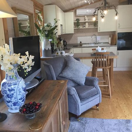 The Lodge - Luxury Lodge With Super King Size Bed, Kitchen & Shower Room Hurstpierpoint Exterior foto
